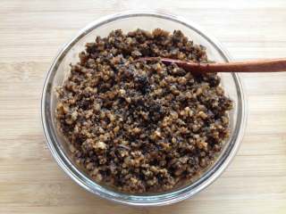 5、叶儿粑,盛到干净碗中备用