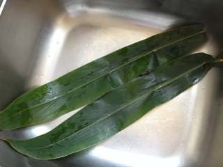 6、叶儿粑,把良姜叶清洗干净(也可以用粽叶)