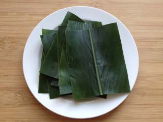 7、叶儿粑,剪成小段,擦干水分(长短可根据需要来剪)