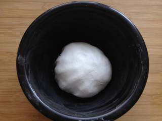 8、叶儿粑,糯米粉中倒入约170g清水揉成面团