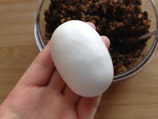 11、叶儿粑,把口捏紧,搓成椭圆形