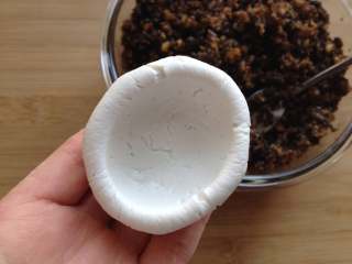 9、叶儿粑,取37g左右的小面团,捏成小碗状