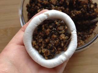 10、叶儿粑,放入做好的肉馅