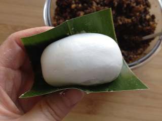 12、叶儿粑,再把它放在叶子上