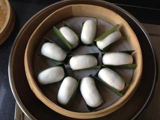 13、叶儿粑,全部做好后放入蒸笼中,大火烧开转中火蒸8分钟即可