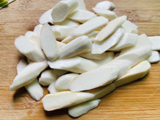 1、木耳炒山药,山药去皮切薄片