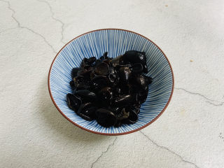 2、木耳炒山药,木耳提前泡发并清洗干净备用