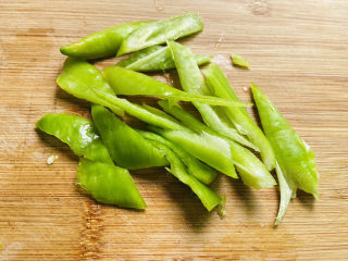 3、木耳炒山药,青椒