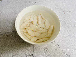 7、木耳炒山药,山药放入盐水中浸泡防止氧化变黑