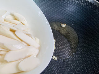 8、木耳炒山药,起油锅放入蒜末炒香，倒入山药