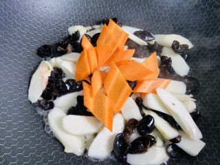 11、木耳炒山药,翻炒片刻