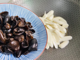 9、木耳炒山药,倒入黑木耳
