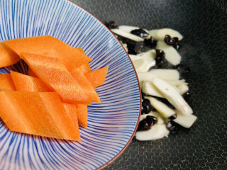 10、木耳炒山药,倒入胡萝卜