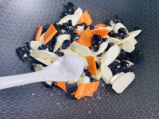 12、木耳炒山药,根据个人口味加入适量盐