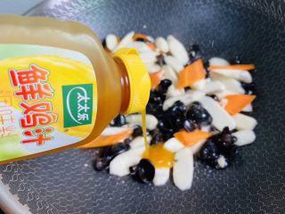 14、木耳炒山药,挤入两滴太太乐鲜鸡汁翻炒均匀