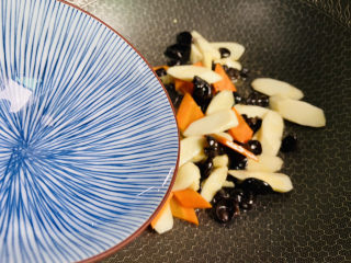 15、木耳炒山药,淋入少许热水