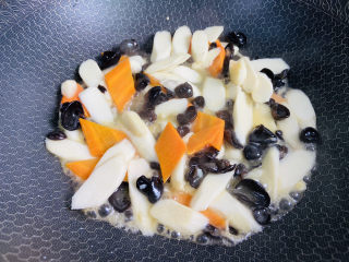 16、木耳炒山药,翻炒至断生即可