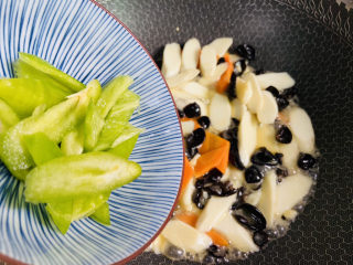 17、木耳炒山药,倒入青椒翻炒片刻