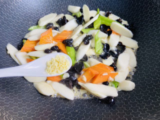 18、木耳炒山药,鸡精调味