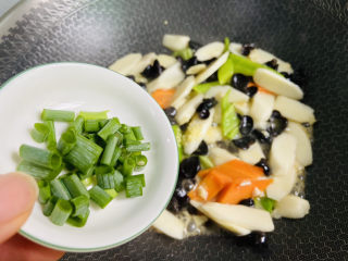 19、木耳炒山药,入葱花