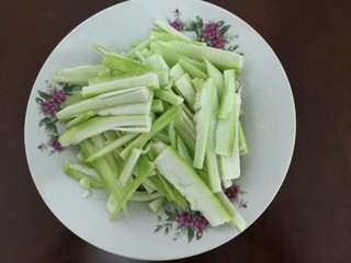 3、蛋白丝瓜枸杞汤,把切条的丝瓜，装盘备用