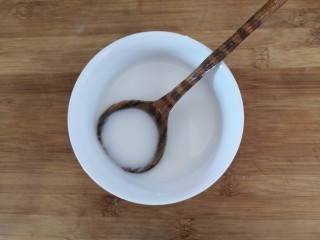 6、蛋白丝瓜枸杞汤,淀粉倒入80克水，搅拌均匀备用