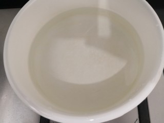 7、蛋白丝瓜枸杞汤,锅中加入，剩余的520克水，大火烧煮