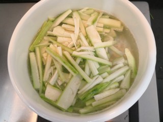 8、蛋白丝瓜枸杞汤,水煮开后，放入盐，丝瓜条