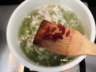 11、蛋白丝瓜枸杞汤,蛋白凝固后，放入枸杞，关小火煮1分钟