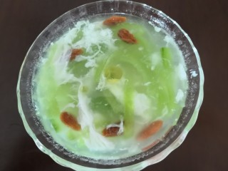 14、蛋白丝瓜枸杞汤,汤汁浓稠后，盛入碗中，倒入麻油