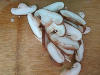 1、香菇豆腐汤,香菇洗净切薄片