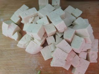 2、香菇豆腐汤,豆腐切正方形小丁