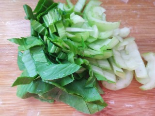 3、香菇豆腐汤,油菜洗净切丝