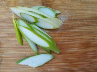 4、香菇豆腐汤,葱切片