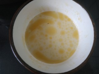 5、香菇豆腐汤,小碗中加入两勺淀粉，适量香油，适量清水调匀