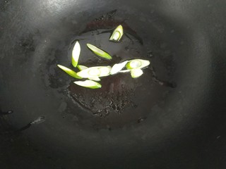 6、香菇豆腐汤,锅中放入少量植物油，爆香葱片