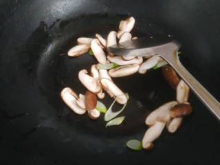 7、香菇豆腐汤,放入香菇翻炒至变软