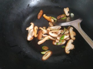 8、香菇豆腐汤,加入适量蚝油翻炒