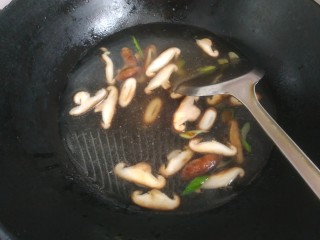 9、香菇豆腐汤,加入适量清水适量盐