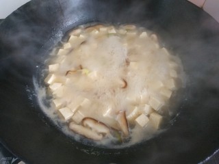 11、香菇豆腐汤,大火烧开两分钟