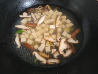 10、香菇豆腐汤,放入豆腐