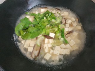 12、香菇豆腐汤,放入油菜