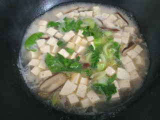 13、香菇豆腐汤,倒入淀粉汁