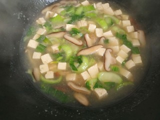14、香菇豆腐汤,大火烧开，用勺子搅匀即可