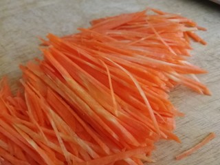 2、鱼香肉丝,胡萝卜去皮切丝。