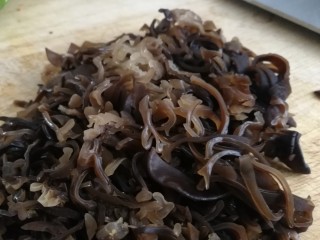 4、鱼香肉丝,木耳切条。