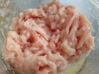 7、鱼香肉丝,抓匀。