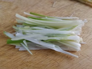 8、鱼香肉丝,葱切丝。