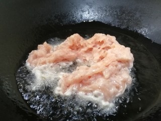 11、鱼香肉丝,热锅凉油,油5成热放入肉丝滑油(油比平时炒菜多一点)