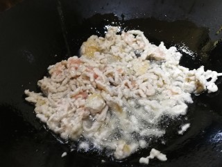 12、鱼香肉丝,文火把肉丝滑散,加料酒去腥烹香盛出备用。